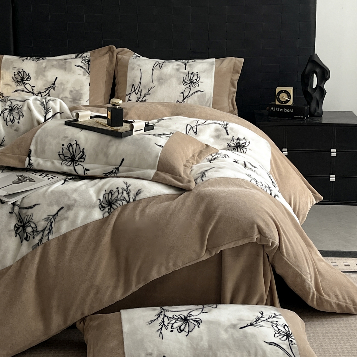 91家纺网 家纺一手货源 找家纺 羚羊语家纺 2025新款轻奢风雪貂绒牛奶绒四件套大拼角工艺貂毛绒升级款兔毛绒现代简约轻奢风三件套-左岸河畔 雪貂绒-柔疏影