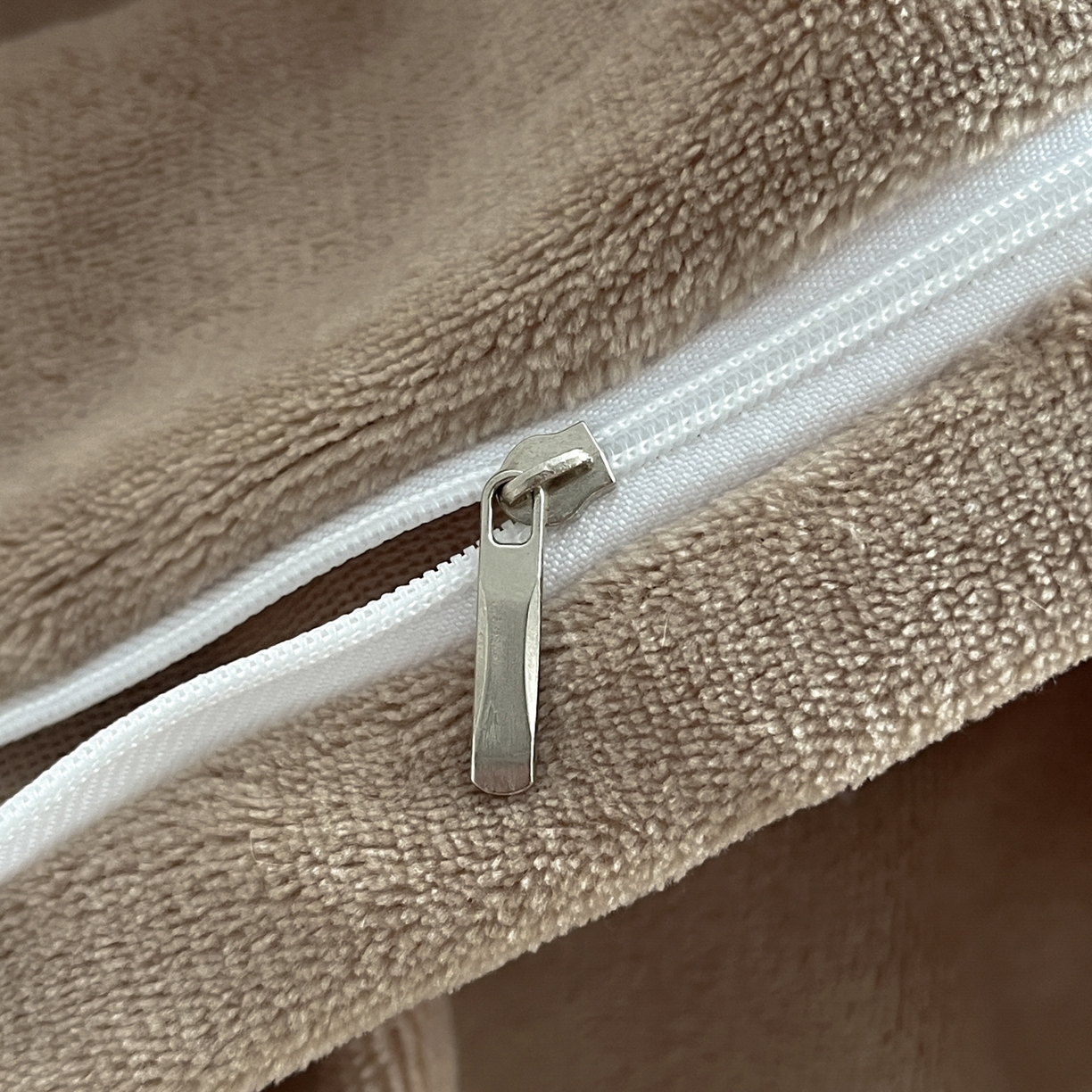 91家纺网 家纺一手货源 找家纺 羚羊语家纺 2025新款轻奢风雪貂绒牛奶绒四件套大拼角工艺貂毛绒升级款兔毛绒现代简约轻奢风三件套-左岸河畔 雪貂绒-柔疏影