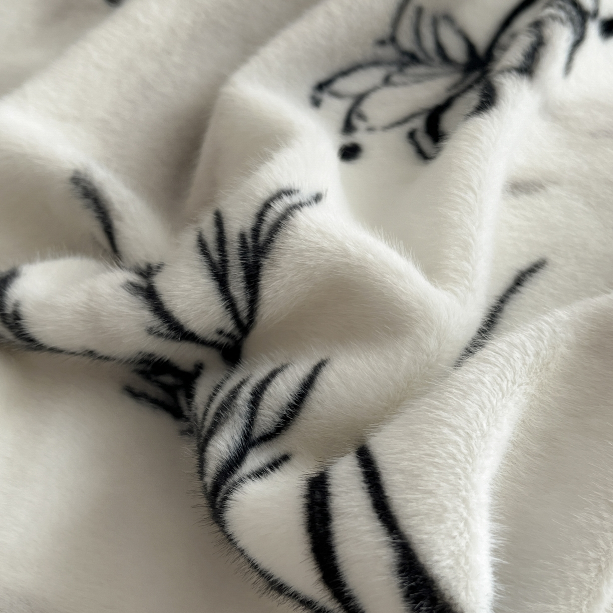 91家纺网 家纺一手货源 找家纺 羚羊语家纺 2025新款轻奢风雪貂绒牛奶绒四件套大拼角工艺貂毛绒升级款兔毛绒现代简约轻奢风三件套-左岸河畔 雪貂绒-柔疏影