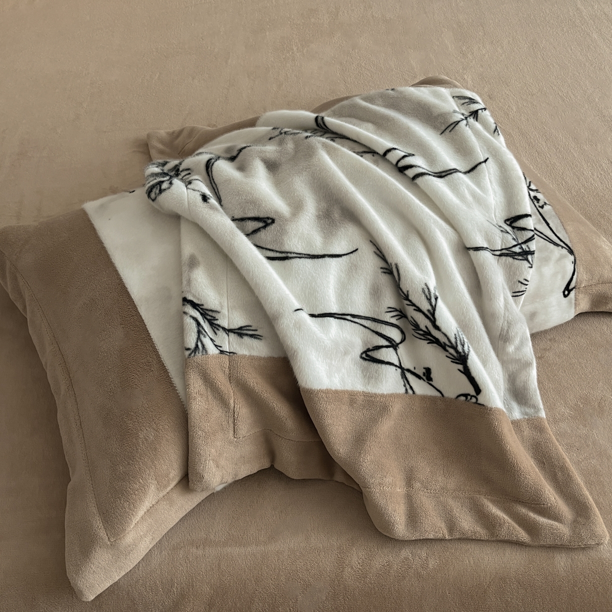 91家纺网 家纺一手货源 找家纺 羚羊语家纺 2025新款轻奢风雪貂绒牛奶绒四件套大拼角工艺貂毛绒升级款兔毛绒现代简约轻奢风三件套-左岸河畔 雪貂绒-柔疏影