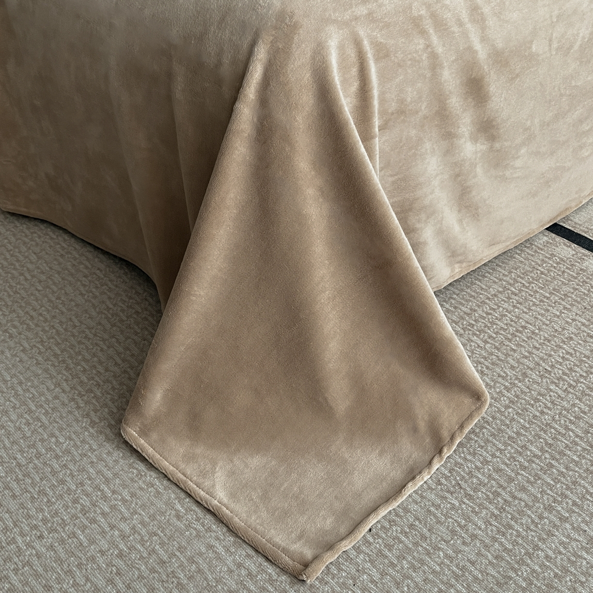 91家纺网 家纺一手货源 找家纺 羚羊语家纺 2025新款轻奢风雪貂绒牛奶绒四件套大拼角工艺貂毛绒升级款兔毛绒现代简约轻奢风三件套-左岸河畔 雪貂绒-柔疏影