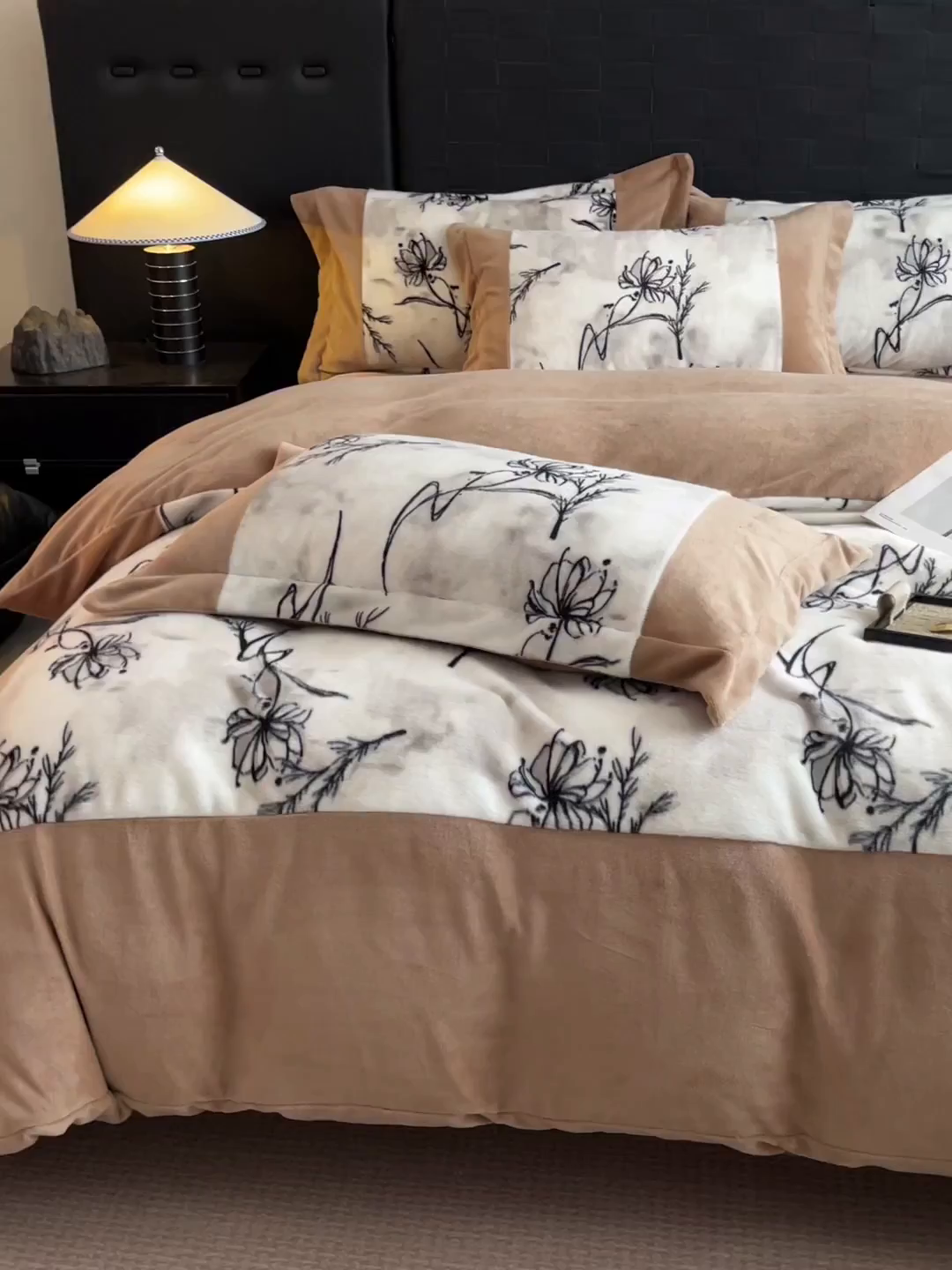 91家纺网 家纺一手货源 找家纺 羚羊语家纺 2025新款轻奢风雪貂绒牛奶绒四件套大拼角工艺貂毛绒升级款兔毛绒现代简约轻奢风三件套-左岸河畔 雪貂绒-柔疏影