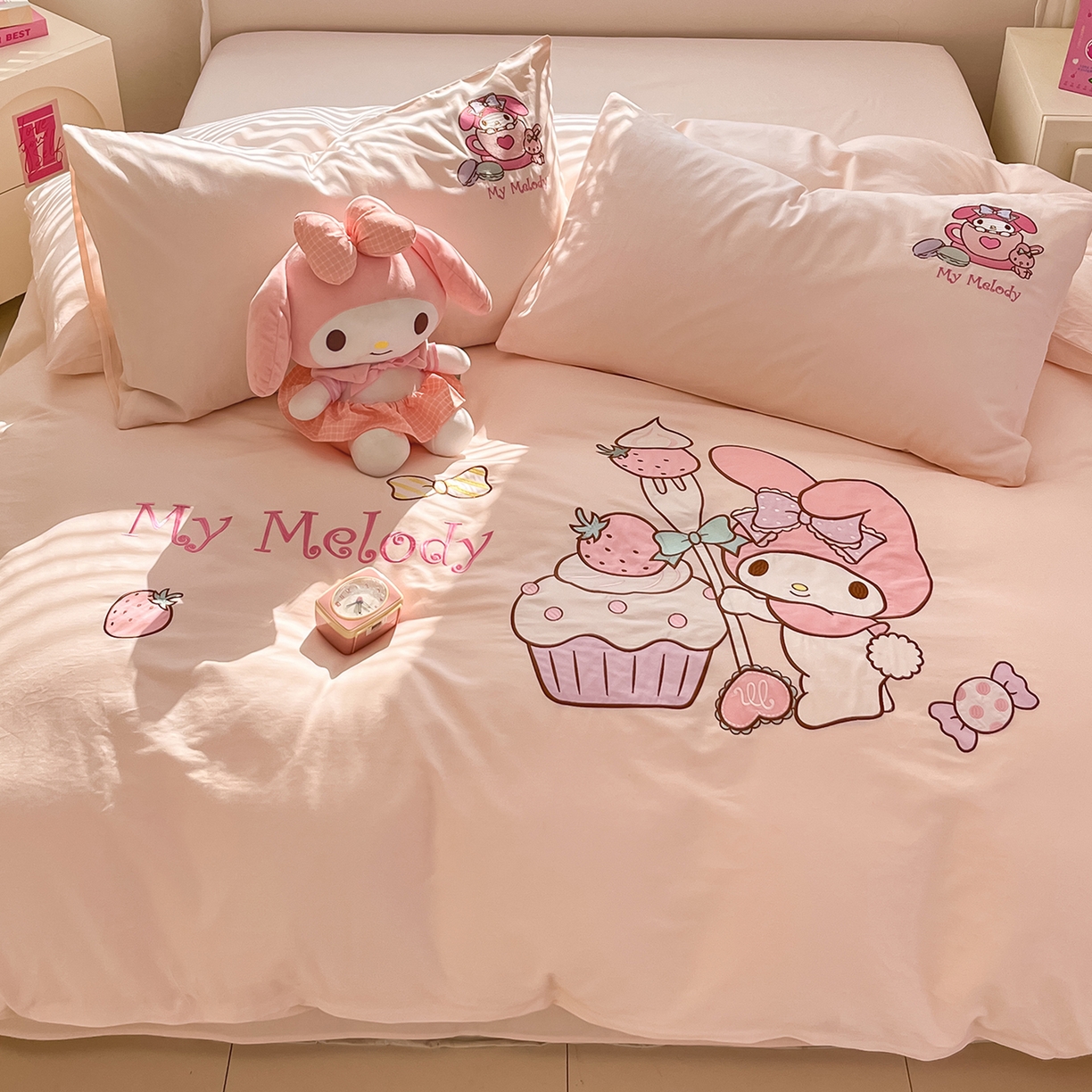 91家纺网 家纺一手货源 找家纺 蓝邻家纺 2025年新款全棉纯棉云柔棉三丽鸥刺绣四件套系列 泡芙美乐蒂