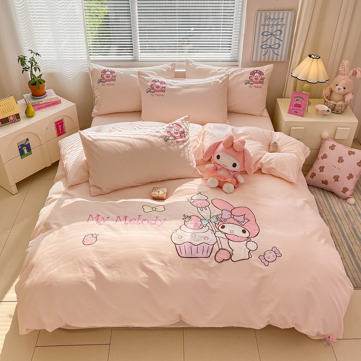 91家纺网 家纺一手货源 找家纺 蓝邻家纺 2025年新款全棉纯棉云柔棉三丽鸥刺绣四件套系列 泡芙美乐蒂