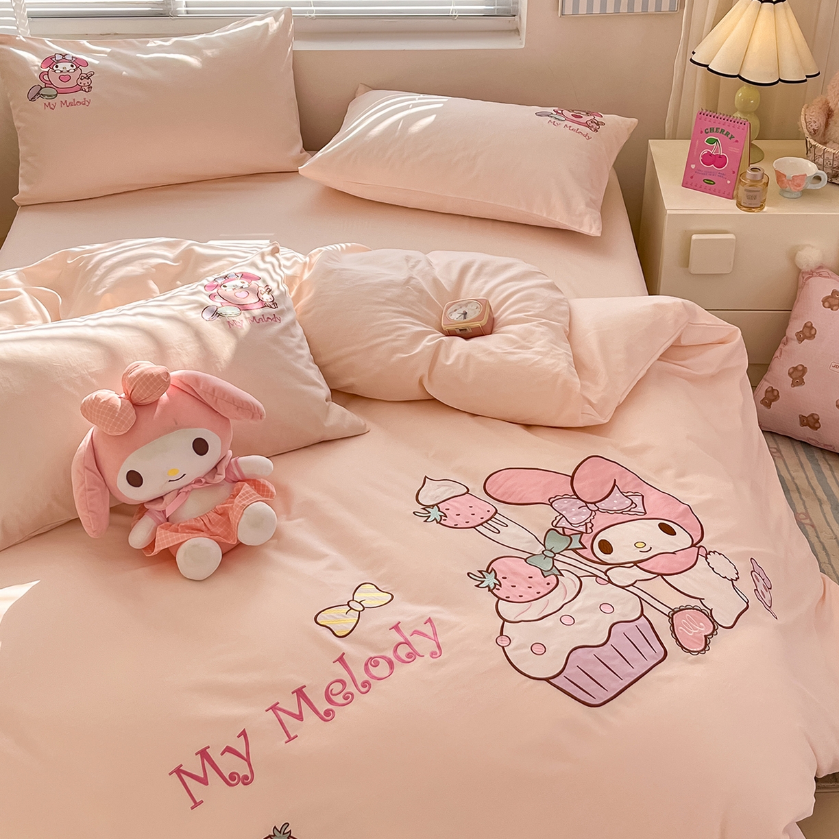 91家纺网 家纺一手货源 找家纺 蓝邻家纺 2025年新款全棉纯棉云柔棉三丽鸥刺绣四件套系列 泡芙美乐蒂