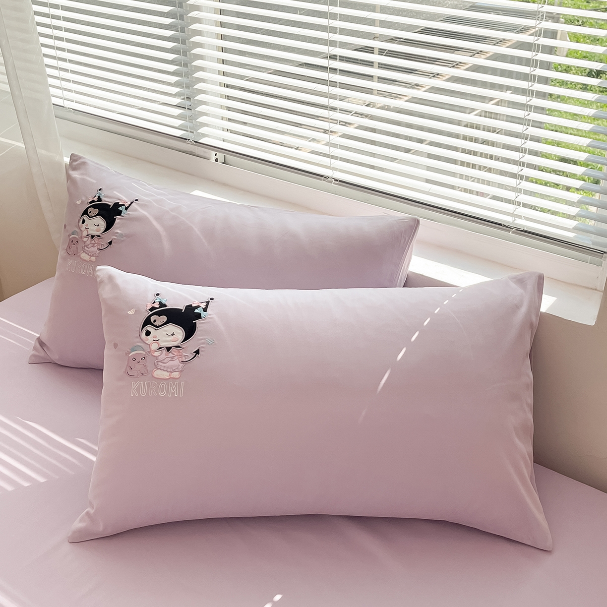 91家纺网 家纺一手货源 找家纺 蓝邻家纺 2025年新款全棉纯棉云柔棉三丽鸥刺绣四件套系列 俏皮库洛米