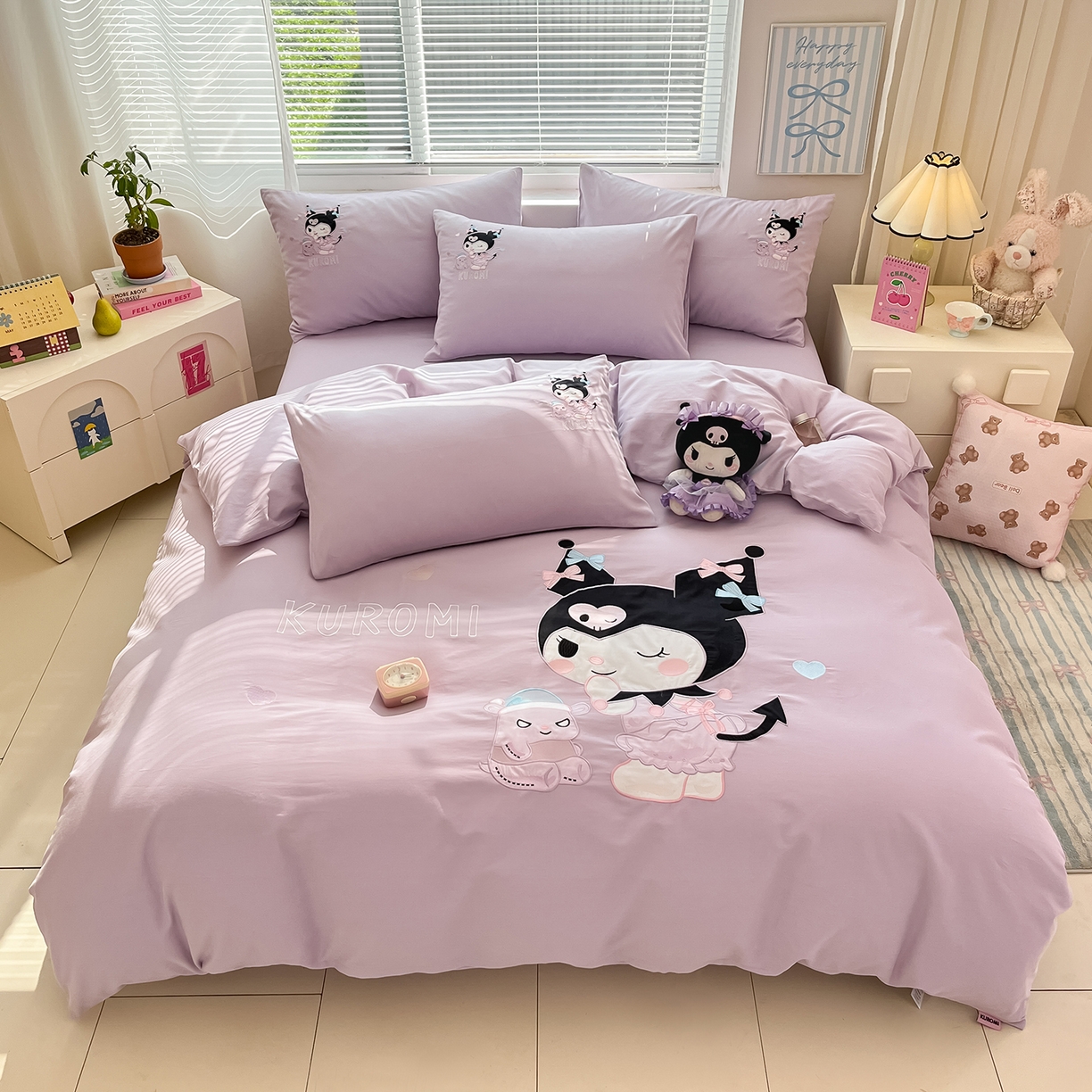 91家纺网 家纺一手货源 找家纺 蓝邻家纺 2025年新款全棉纯棉云柔棉三丽鸥刺绣四件套系列 俏皮库洛米