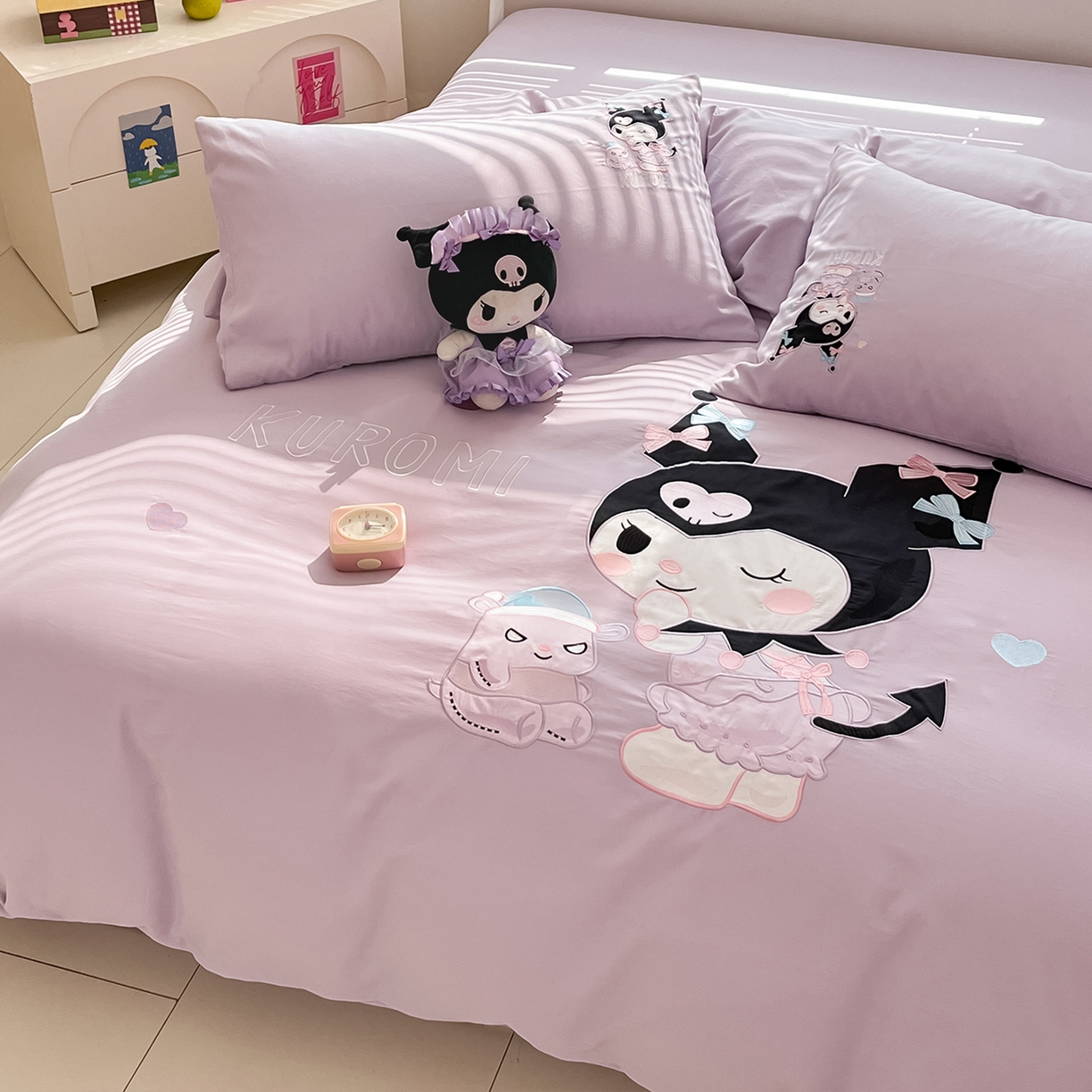 91家纺网 家纺一手货源 找家纺 蓝邻家纺 2025年新款全棉纯棉云柔棉三丽鸥刺绣四件套系列 俏皮库洛米