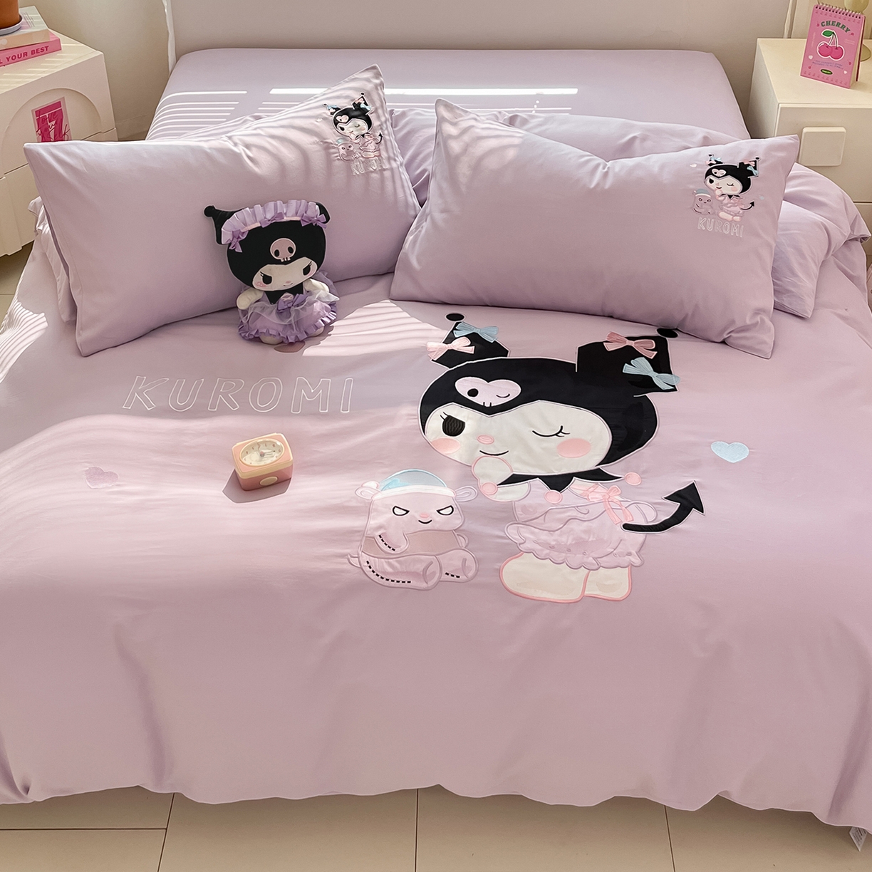 91家纺网 家纺一手货源 找家纺 蓝邻家纺 2025年新款全棉纯棉云柔棉三丽鸥刺绣四件套系列 俏皮库洛米