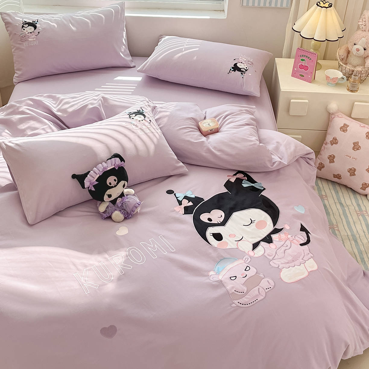 91家纺网 家纺一手货源 找家纺 蓝邻家纺 2025年新款全棉纯棉云柔棉三丽鸥刺绣四件套系列 俏皮库洛米