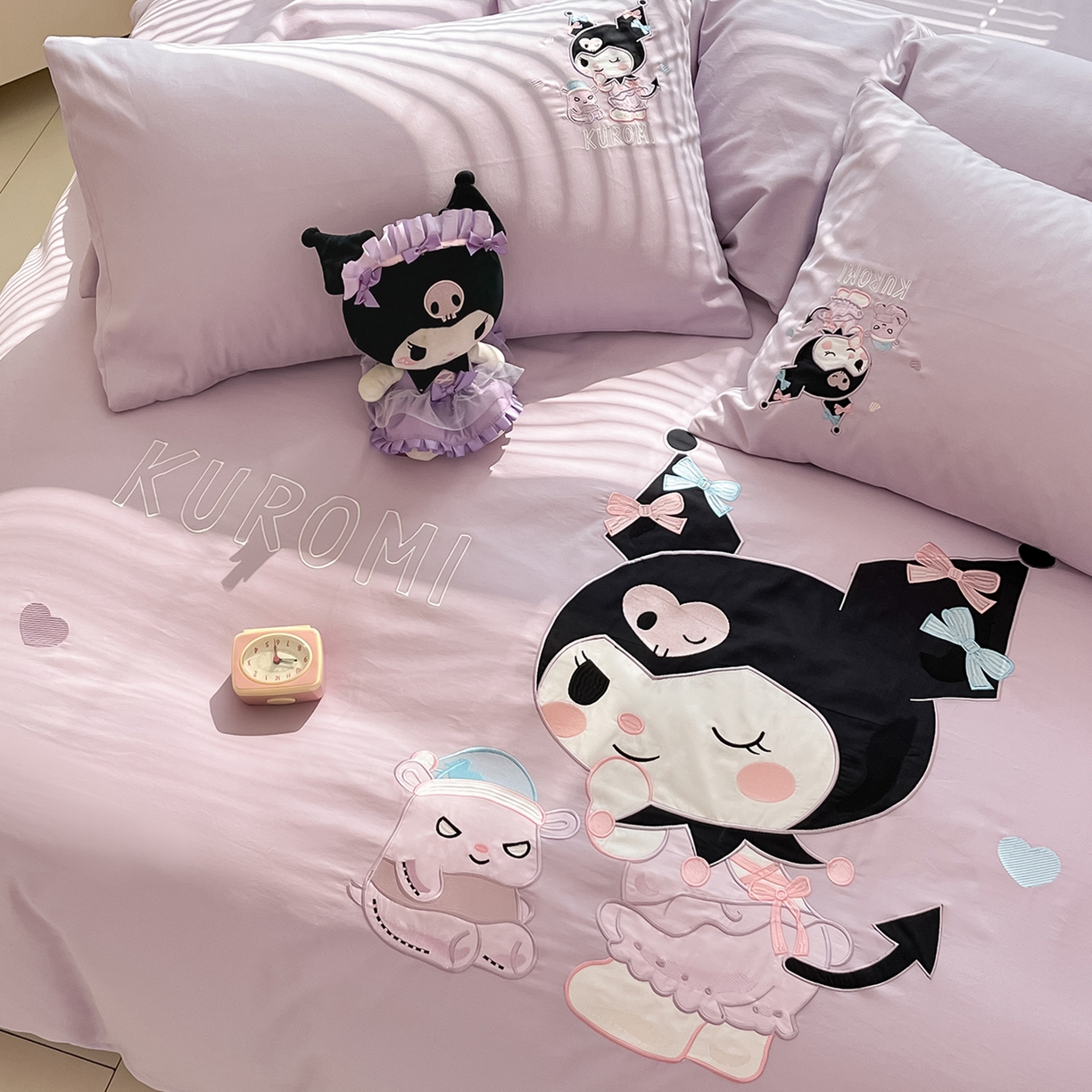 91家纺网 家纺一手货源 找家纺 蓝邻家纺 2025年新款全棉纯棉云柔棉三丽鸥刺绣四件套系列 俏皮库洛米