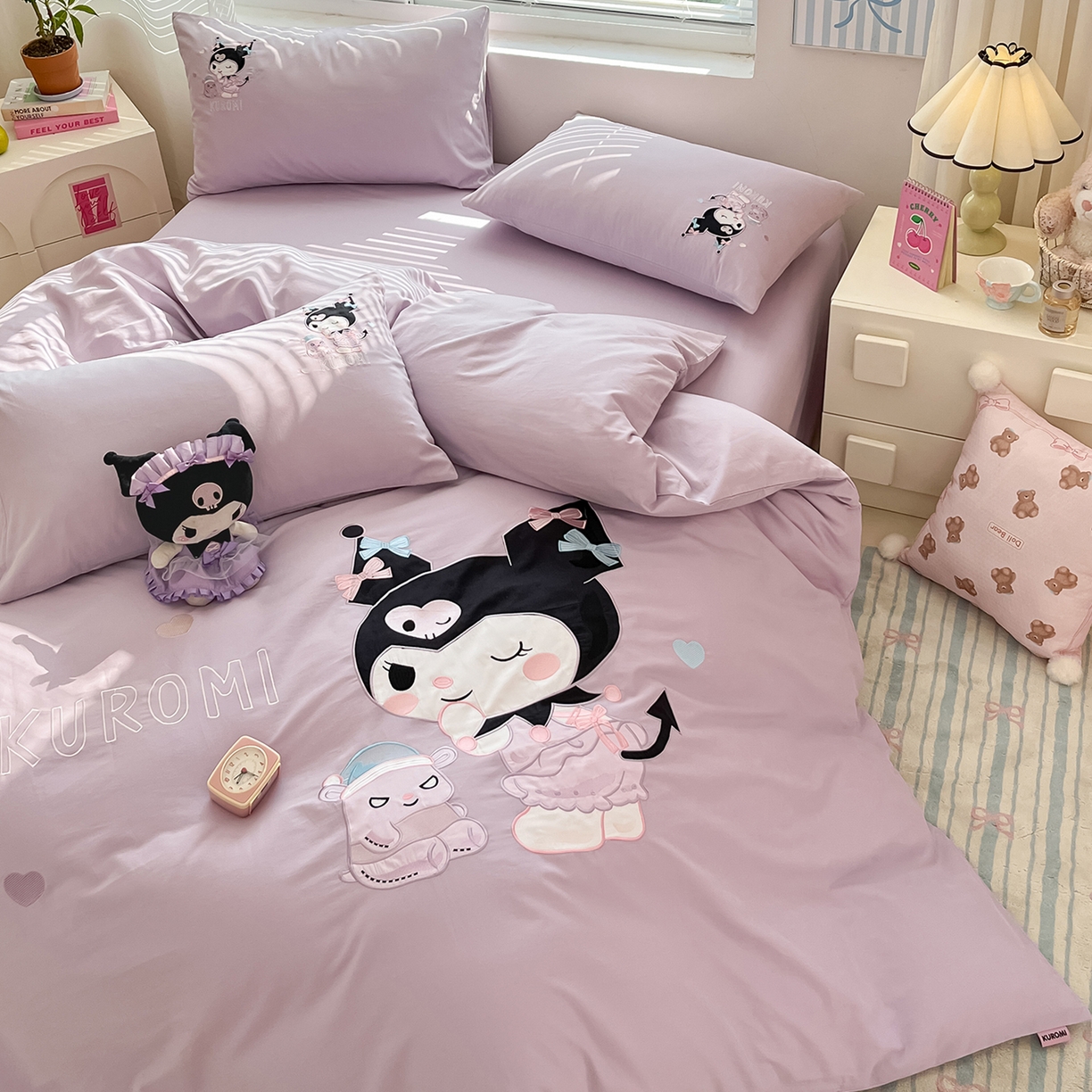 91家纺网 家纺一手货源 找家纺 蓝邻家纺 2025年新款全棉纯棉云柔棉三丽鸥刺绣四件套系列 俏皮库洛米