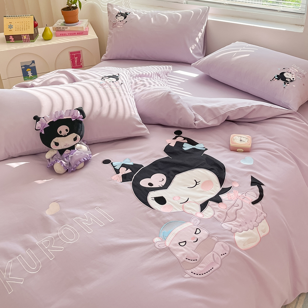 91家纺网 家纺一手货源 找家纺 蓝邻家纺 2025年新款全棉纯棉云柔棉三丽鸥刺绣四件套系列 俏皮库洛米