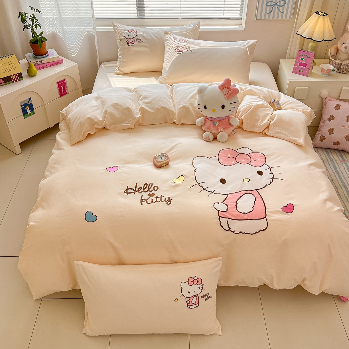 91家纺网 家纺一手货源 找家纺 蓝邻家纺 2025年新款全棉纯棉云柔棉三丽鸥刺绣四件套系列 甜心kitty