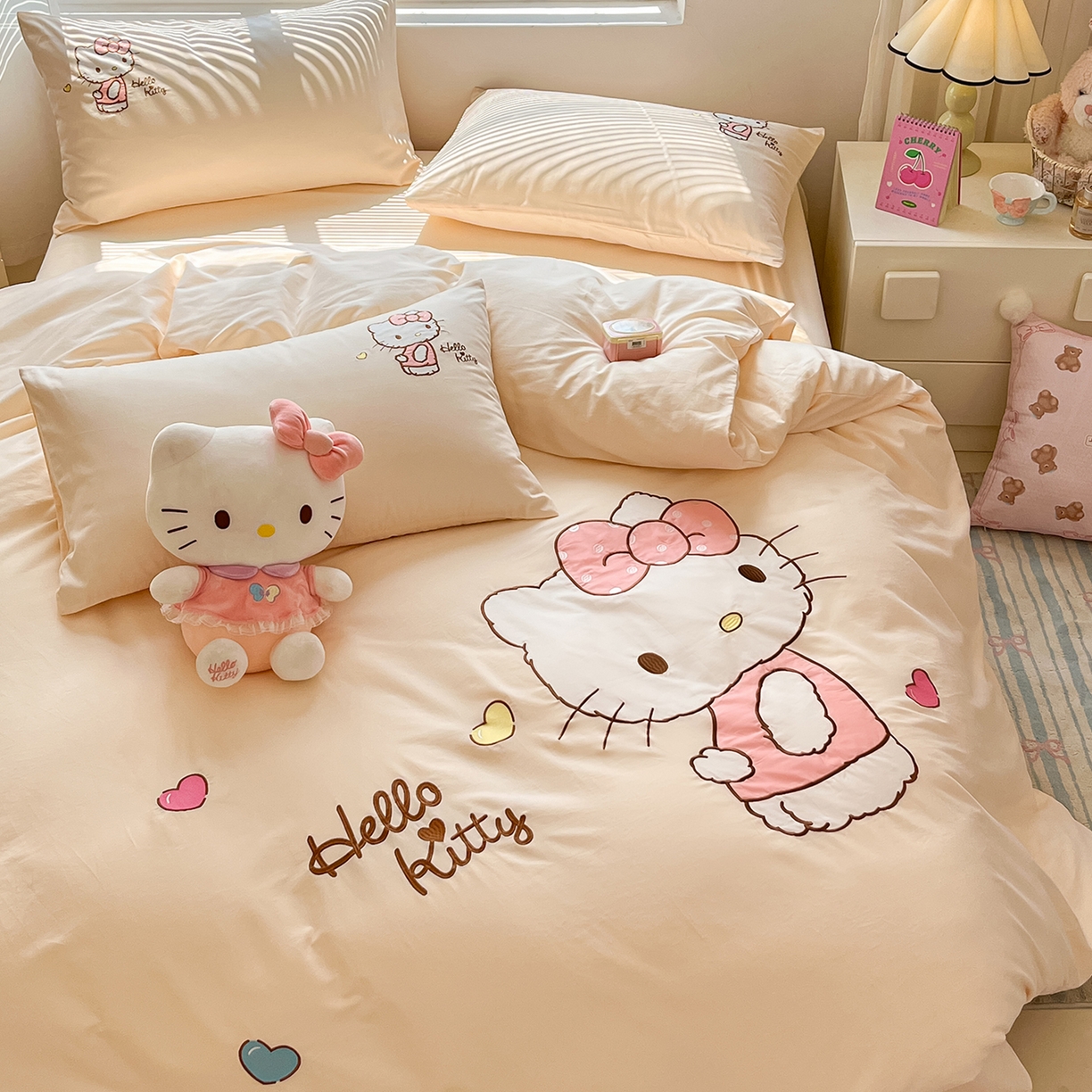 91家纺网 家纺一手货源 找家纺 蓝邻家纺 2025年新款全棉纯棉云柔棉三丽鸥刺绣四件套系列 甜心kitty