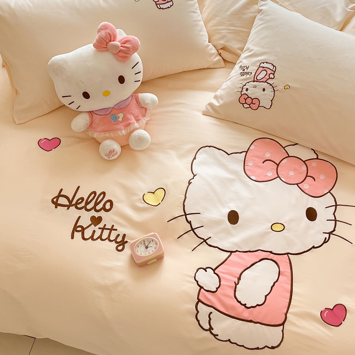 91家纺网 家纺一手货源 找家纺 蓝邻家纺 2025年新款全棉纯棉云柔棉三丽鸥刺绣四件套系列 甜心kitty