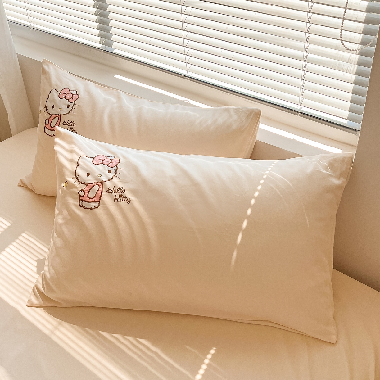 91家纺网 家纺一手货源 找家纺 蓝邻家纺 2025年新款全棉纯棉云柔棉三丽鸥刺绣四件套系列 甜心kitty