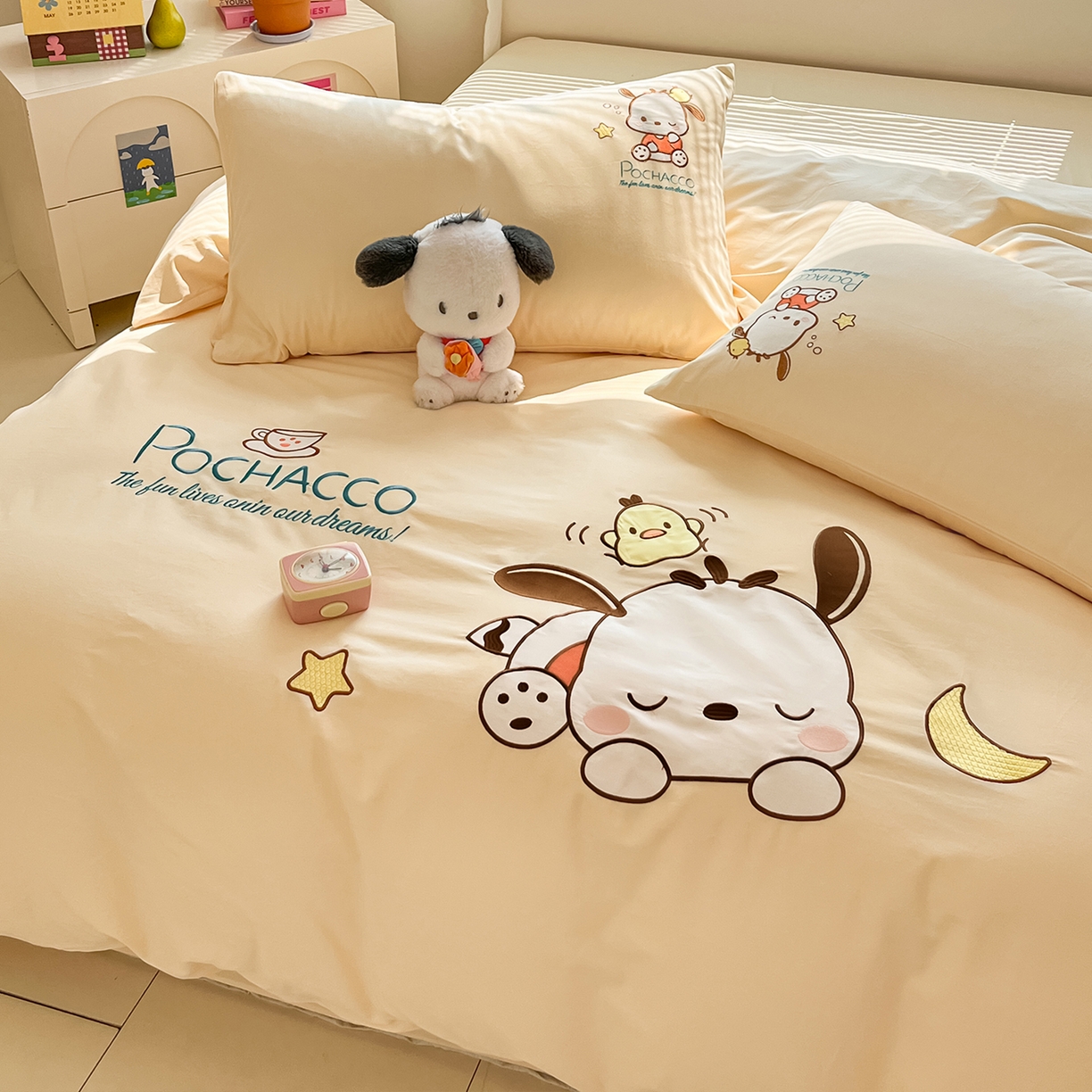 91家纺网 家纺一手货源 找家纺 蓝邻家纺 2025年新款全棉纯棉云柔棉三丽鸥刺绣四件套系列 晚安帕恰狗