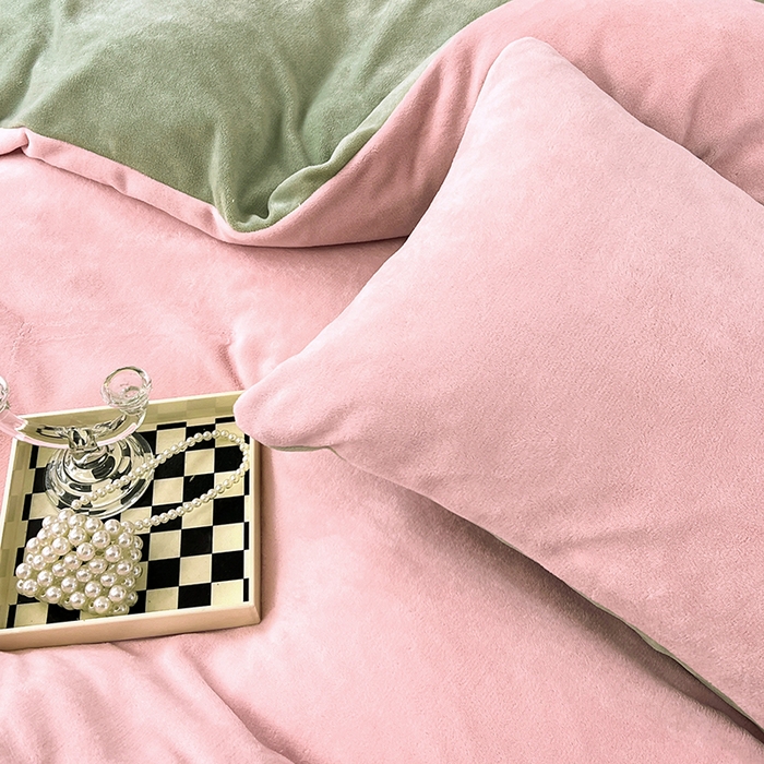 91家纺网 家纺一手货源 找家纺 居易简 2025秋冬新款ins风小红书高克重纯色双拼牛奶绒单被套三件套四件套系列 莓莓生椰