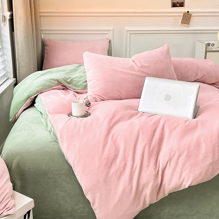 91家纺网 家纺一手货源 找家纺 居易简 2025秋冬新款ins风小红书高克重纯色双拼牛奶绒单被套三件套四件套系列 莓莓生椰