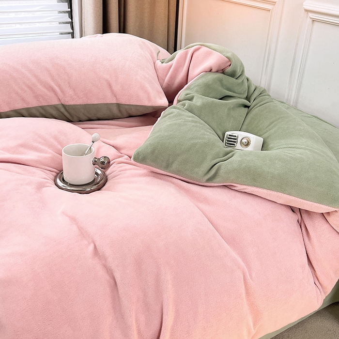 91家纺网 家纺一手货源 找家纺 居易简 2025秋冬新款ins风小红书高克重纯色双拼牛奶绒单被套三件套四件套系列 莓莓生椰