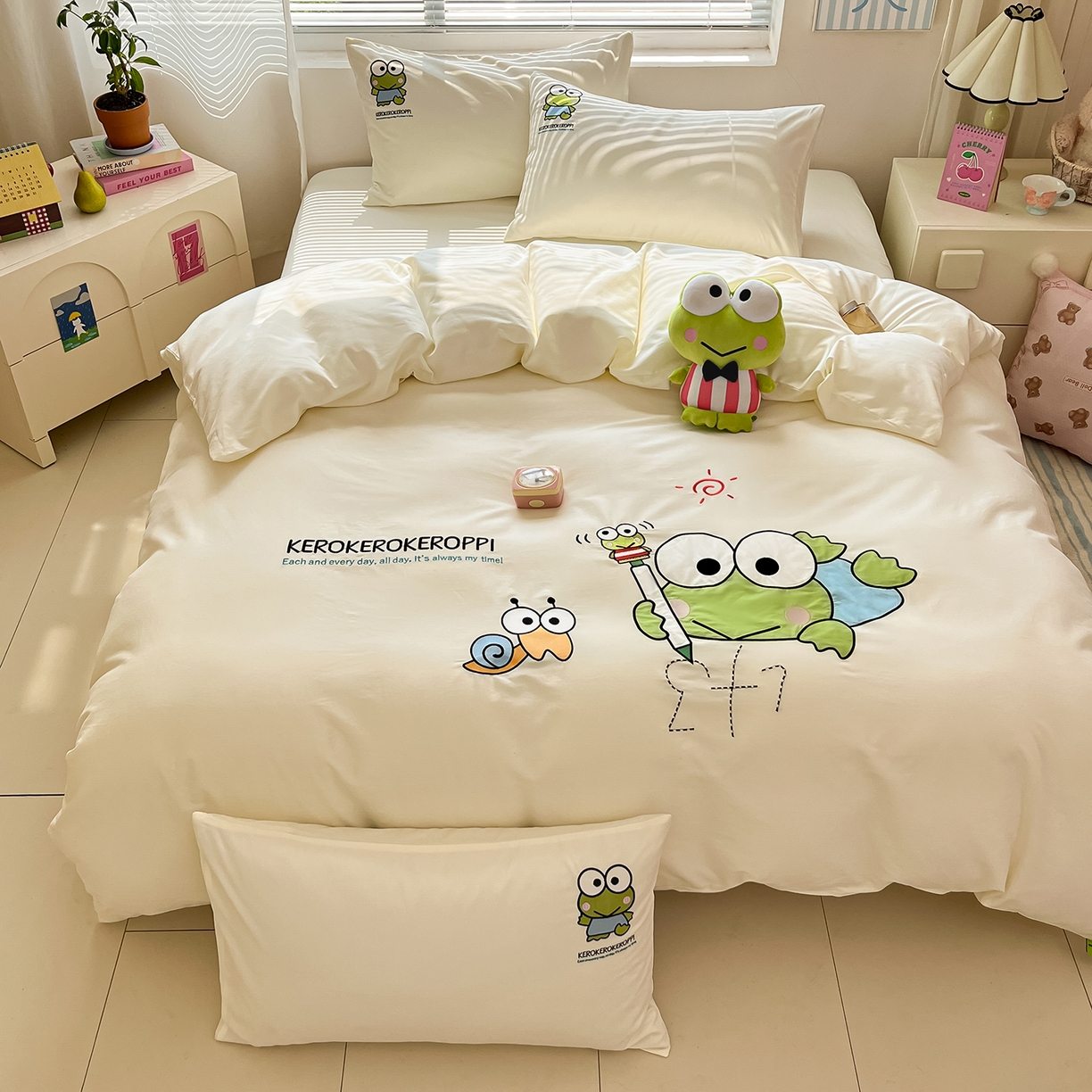 91家纺网 家纺一手货源 找家纺 蓝邻家纺 2025年新款全棉纯棉云柔棉三丽鸥刺绣四件套系列 元气大眼蛙