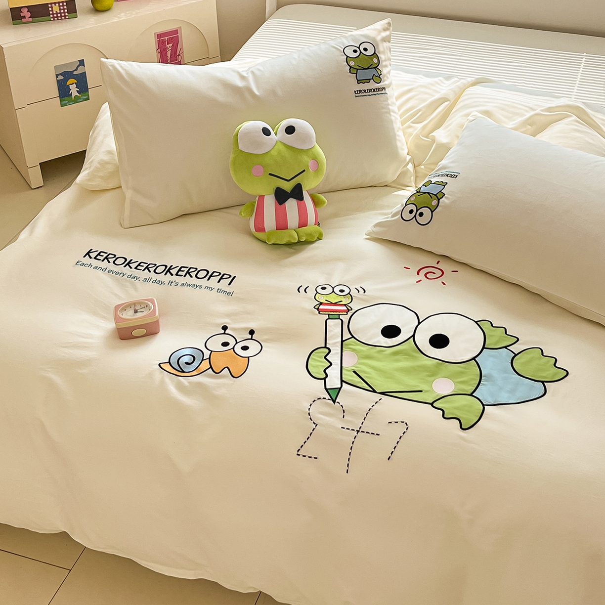 91家纺网 家纺一手货源 找家纺 蓝邻家纺 2025年新款全棉纯棉云柔棉三丽鸥刺绣四件套系列 元气大眼蛙