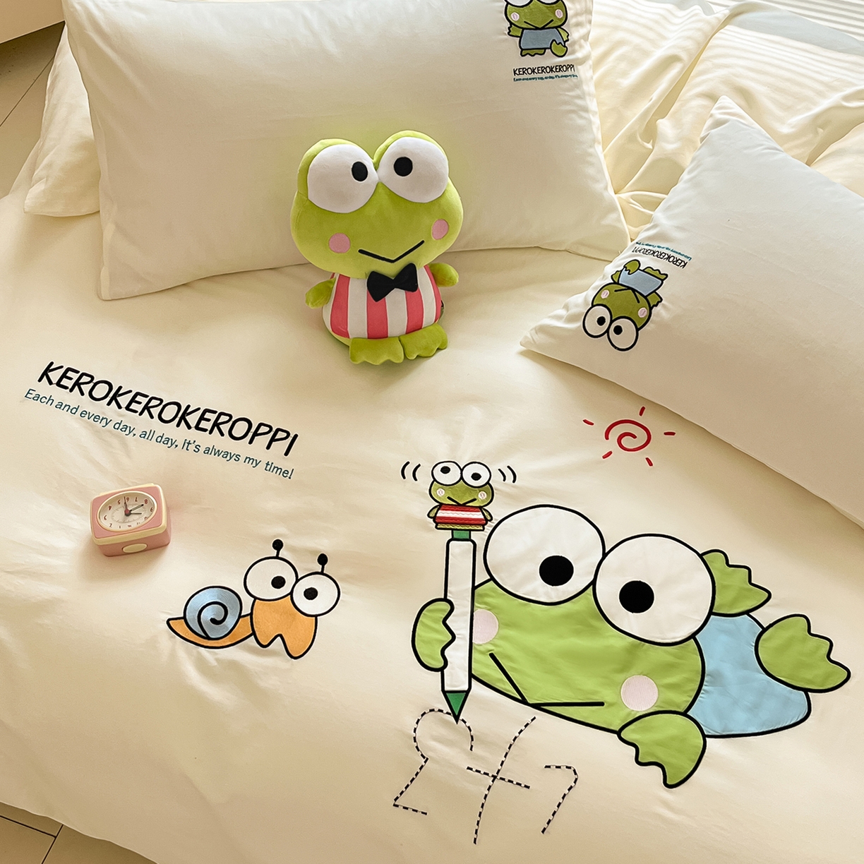 91家纺网 家纺一手货源 找家纺 蓝邻家纺 2025年新款全棉纯棉云柔棉三丽鸥刺绣四件套系列 元气大眼蛙