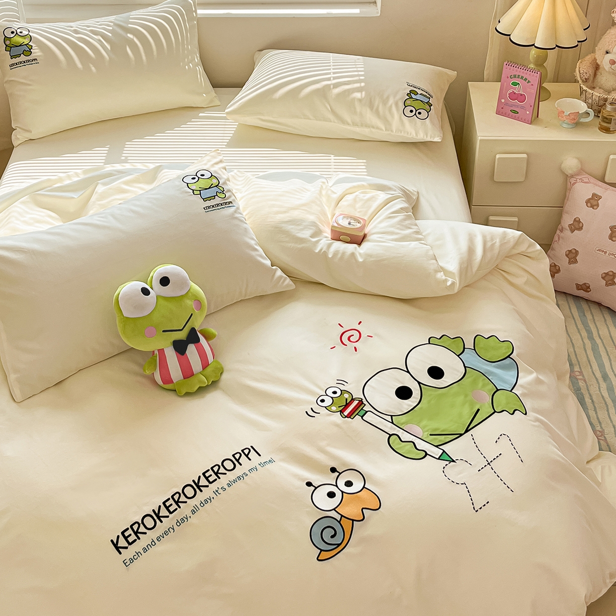 91家纺网 家纺一手货源 找家纺 蓝邻家纺 2025年新款全棉纯棉云柔棉三丽鸥刺绣四件套系列 元气大眼蛙