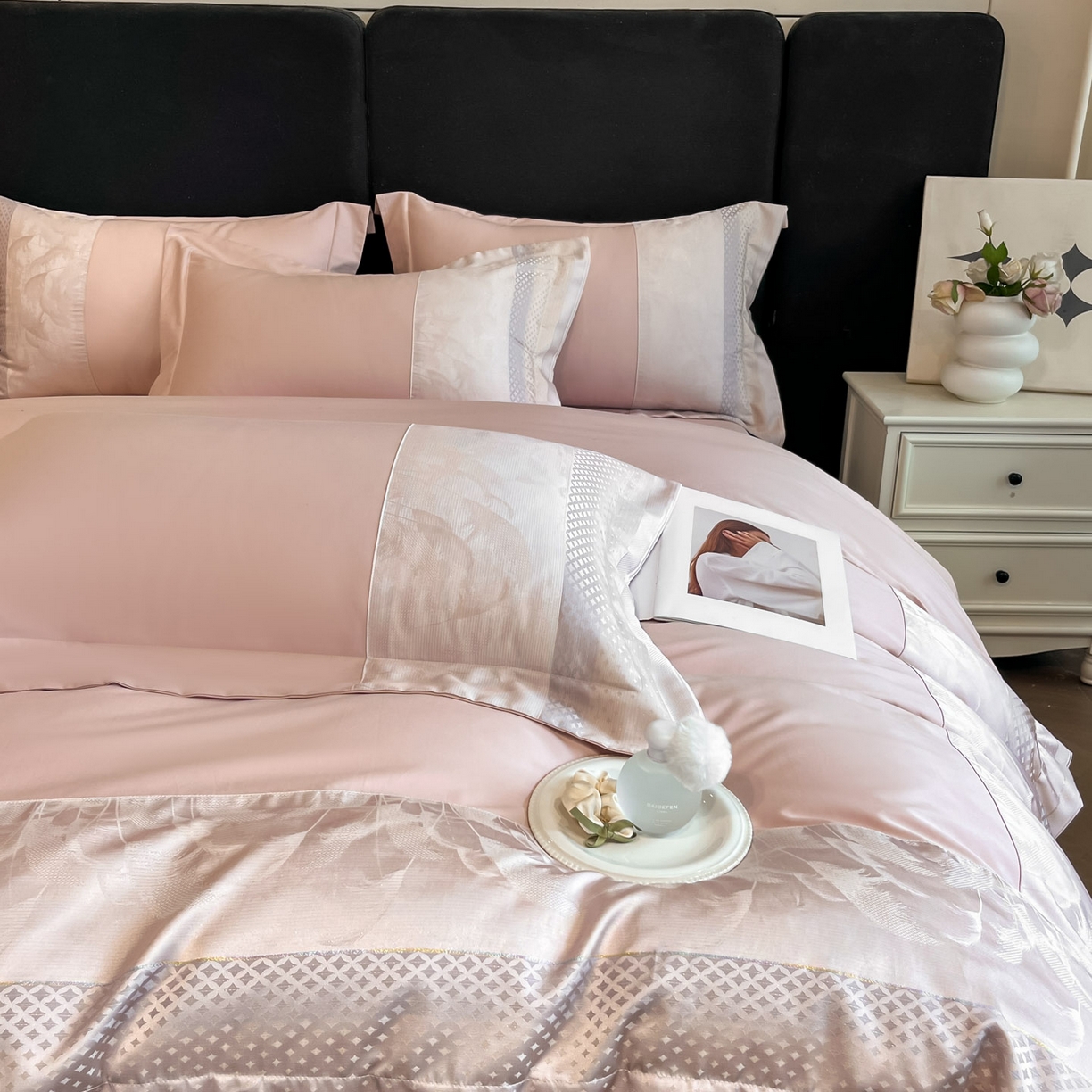 91家纺网 家纺一手货源 找家纺 博纳家纺 2025新款多色色织提花宽边高级简奢款纯棉四件套-山木花亭 山木花亭-粉玉