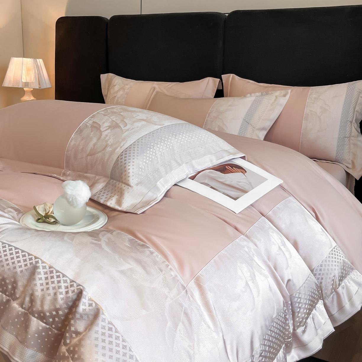 91家纺网 家纺一手货源 找家纺 博纳家纺 2025新款多色色织提花宽边高级简奢款纯棉四件套-山木花亭 山木花亭-粉玉