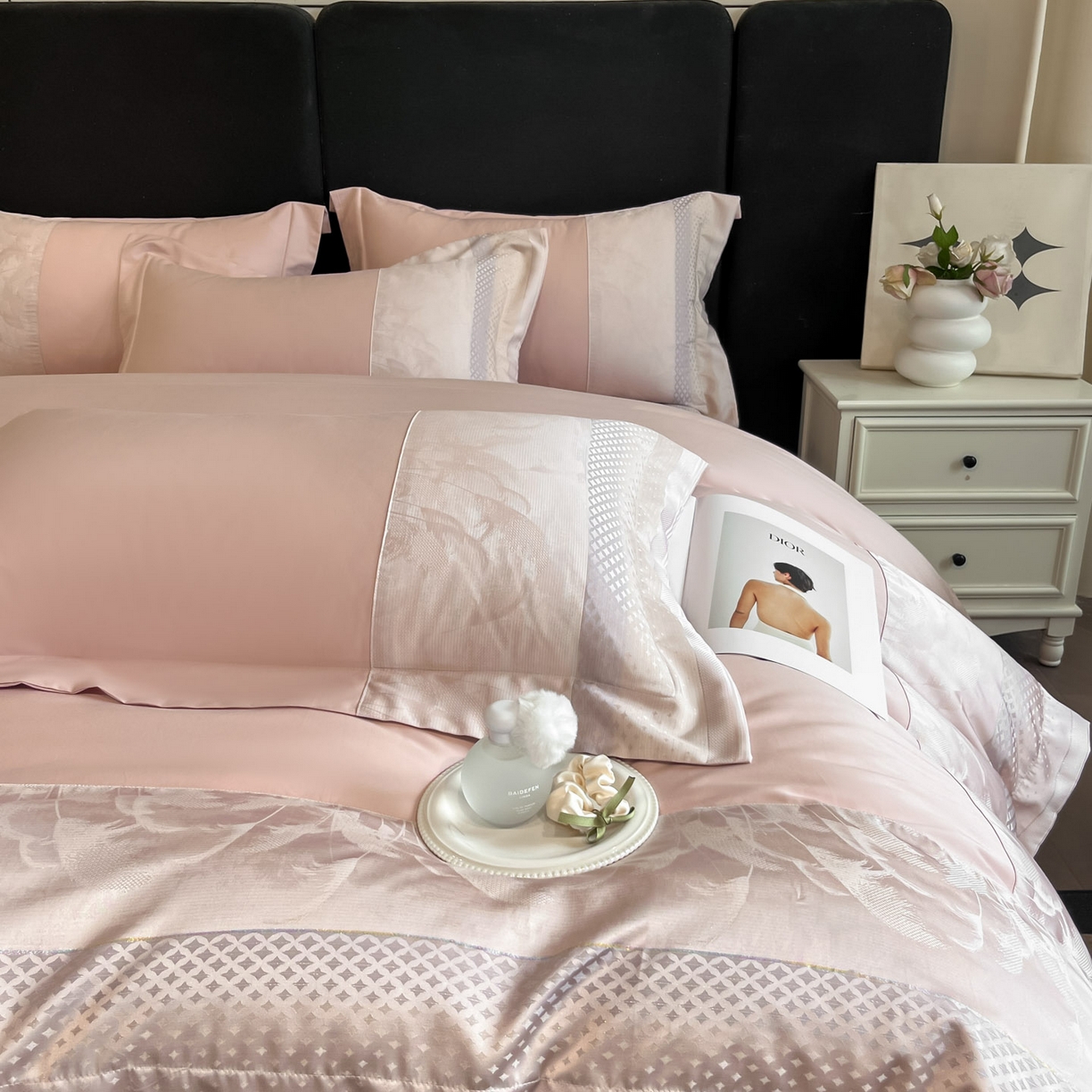 91家纺网 家纺一手货源 找家纺 博纳家纺 2025新款多色色织提花宽边高级简奢款纯棉四件套-山木花亭 山木花亭-粉玉