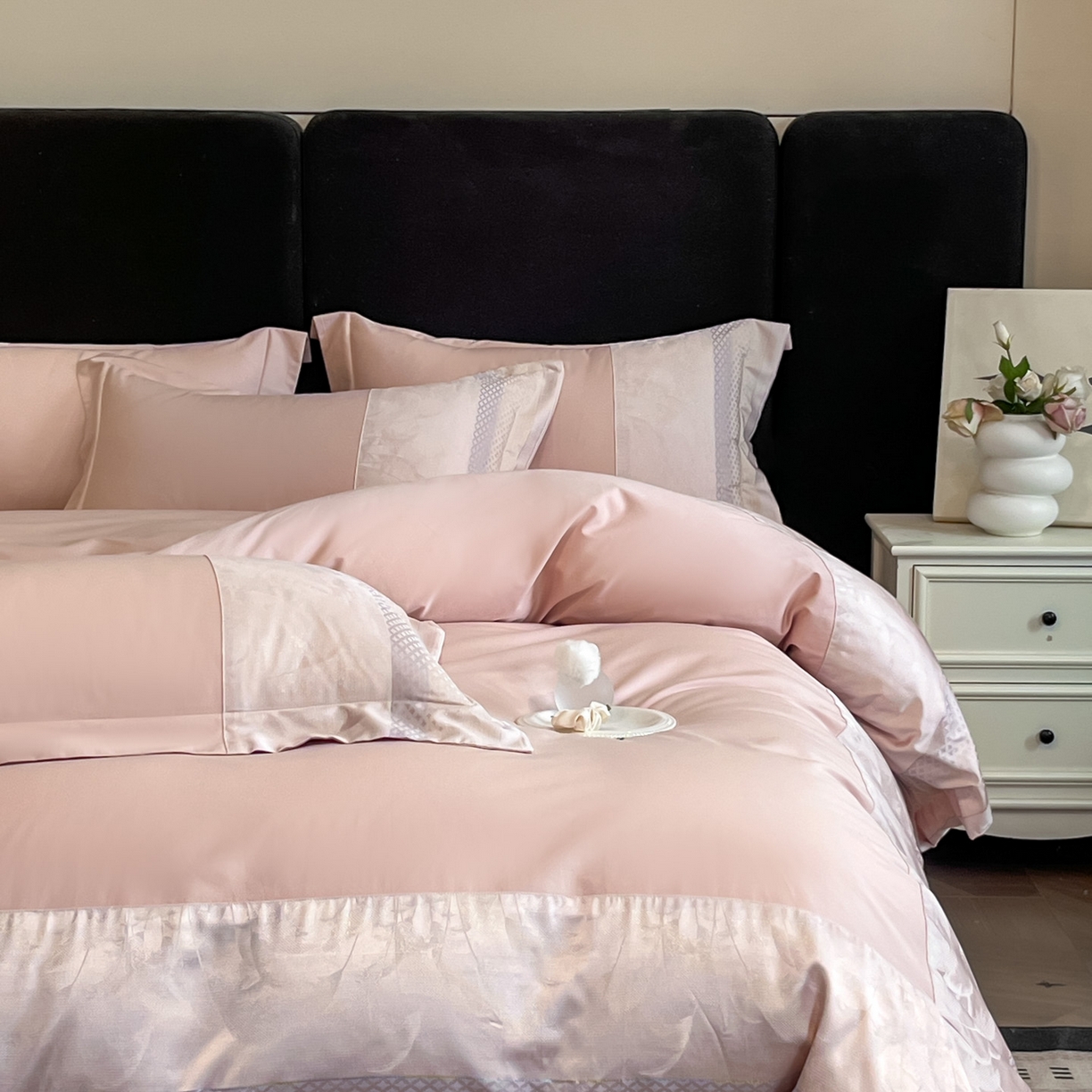 91家纺网 家纺一手货源 找家纺 博纳家纺 2025新款多色色织提花宽边高级简奢款纯棉四件套-山木花亭 山木花亭-粉玉