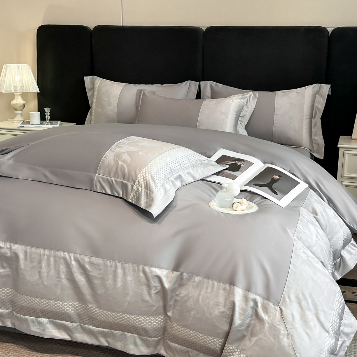 91家纺网 家纺一手货源 找家纺 博纳家纺 2025新款多色色织提花宽边高级简奢款纯棉四件套-山木花亭 山木花亭-绅士灰