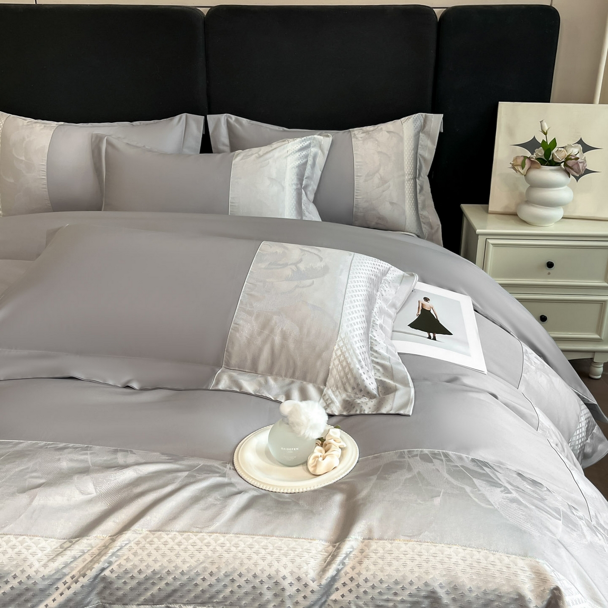 91家纺网 家纺一手货源 找家纺 博纳家纺 2025新款多色色织提花宽边高级简奢款纯棉四件套-山木花亭 山木花亭-绅士灰