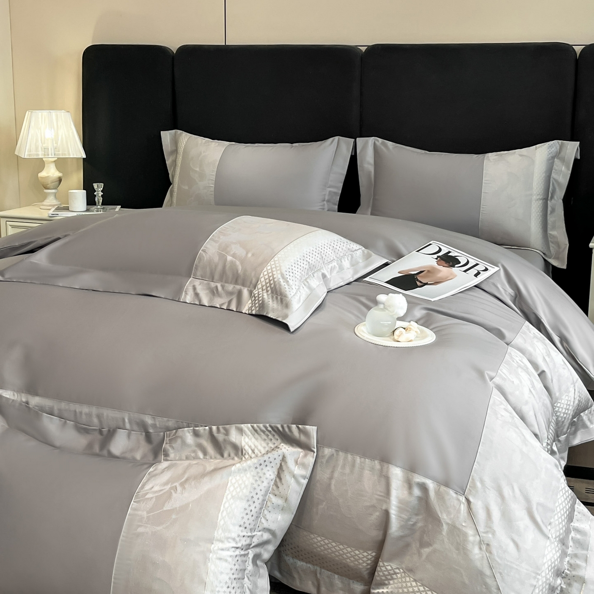 91家纺网 家纺一手货源 找家纺 博纳家纺 2025新款多色色织提花宽边高级简奢款纯棉四件套-山木花亭 山木花亭-绅士灰