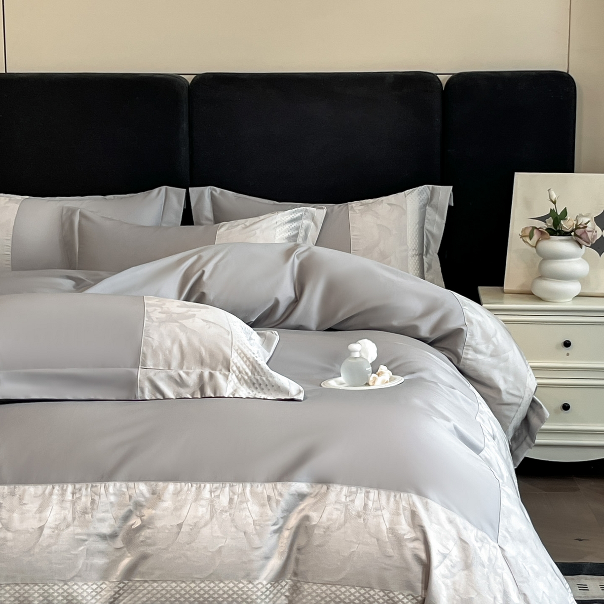 91家纺网 家纺一手货源 找家纺 博纳家纺 2025新款多色色织提花宽边高级简奢款纯棉四件套-山木花亭 山木花亭-绅士灰