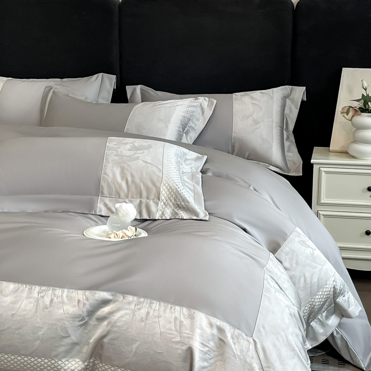 91家纺网 家纺一手货源 找家纺 博纳家纺 2025新款多色色织提花宽边高级简奢款纯棉四件套-山木花亭 山木花亭-绅士灰