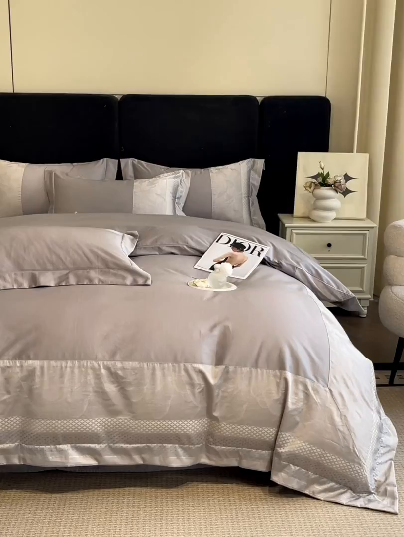 91家纺网 家纺一手货源 找家纺 博纳家纺 2025新款多色色织提花宽边高级简奢款纯棉四件套-山木花亭 山木花亭-绅士灰