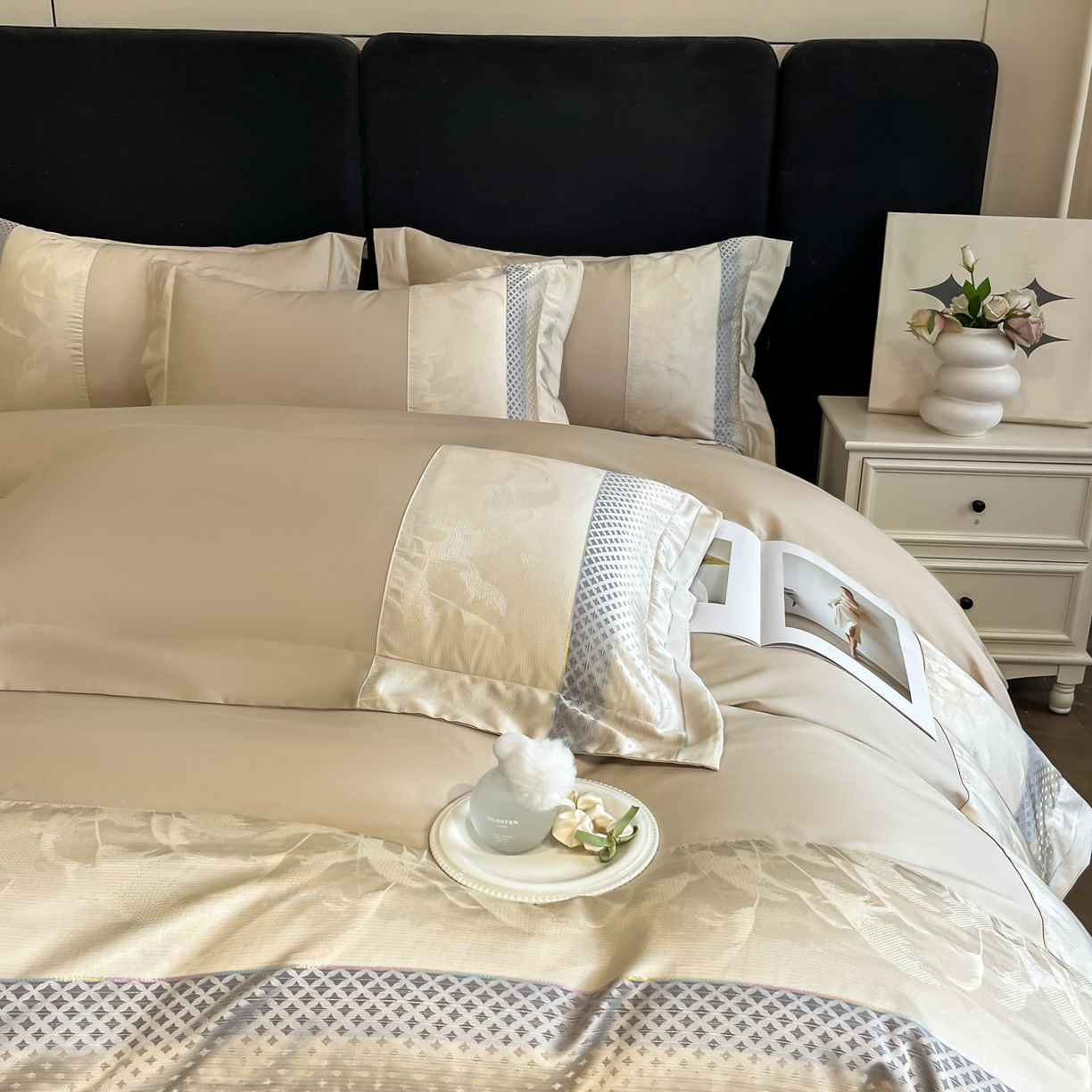 91家纺网 家纺一手货源 找家纺 博纳家纺 2025新款多色色织提花宽边高级简奢款纯棉四件套-山木花亭 山木花亭-香槟