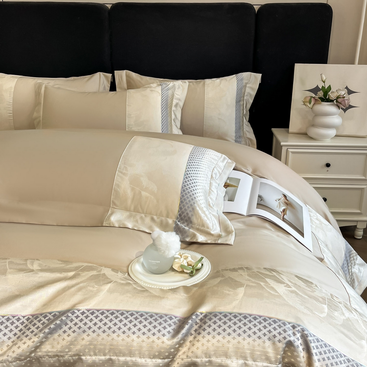 91家纺网 家纺一手货源 找家纺 博纳家纺 2025新款多色色织提花宽边高级简奢款纯棉四件套-山木花亭 山木花亭-香槟