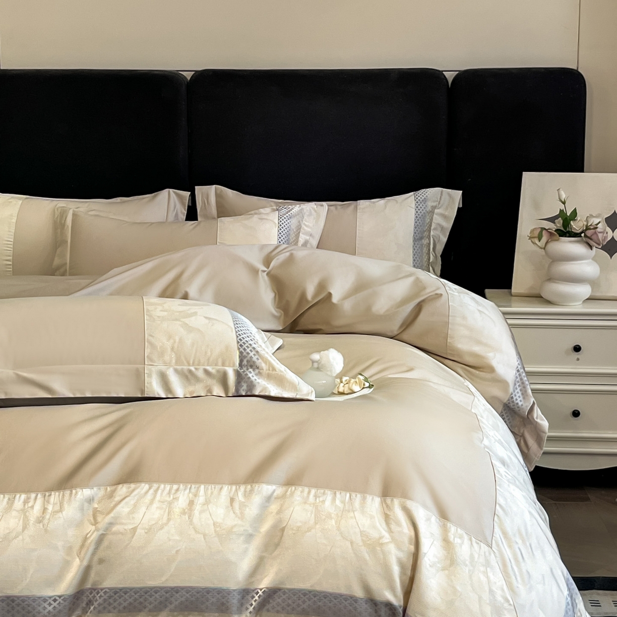 91家纺网 家纺一手货源 找家纺 博纳家纺 2025新款多色色织提花宽边高级简奢款纯棉四件套-山木花亭 山木花亭-香槟