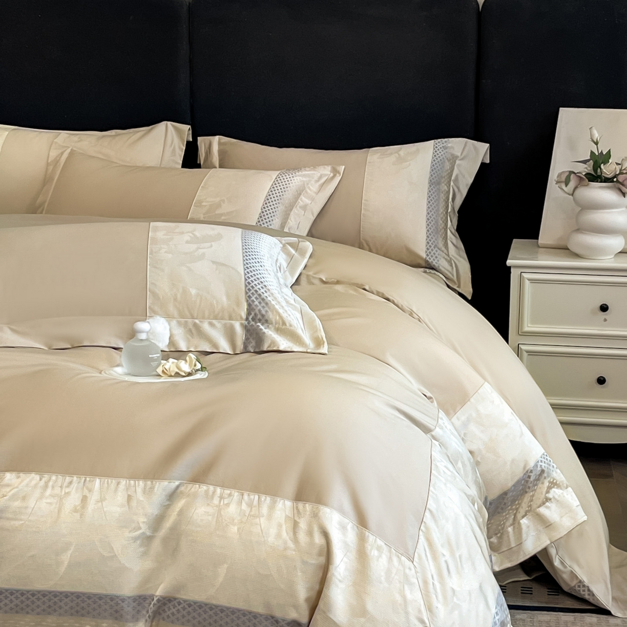 91家纺网 家纺一手货源 找家纺 博纳家纺 2025新款多色色织提花宽边高级简奢款纯棉四件套-山木花亭 山木花亭-香槟