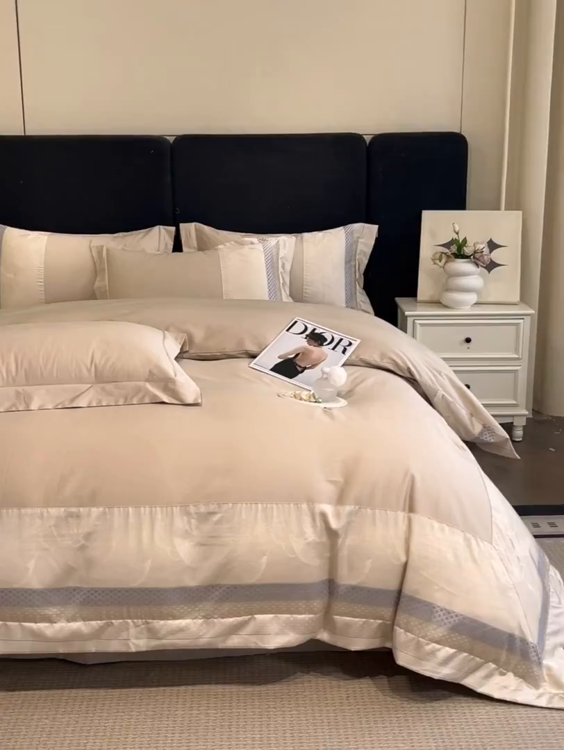 91家纺网 家纺一手货源 找家纺 博纳家纺 2025新款多色色织提花宽边高级简奢款纯棉四件套-山木花亭 山木花亭-香槟