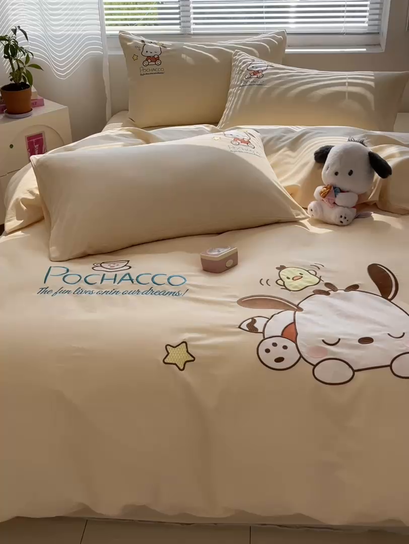 91家纺网 家纺一手货源 找家纺 蓝邻家纺 2025年新款全棉纯棉云柔棉三丽鸥刺绣四件套系列 晚安帕恰狗