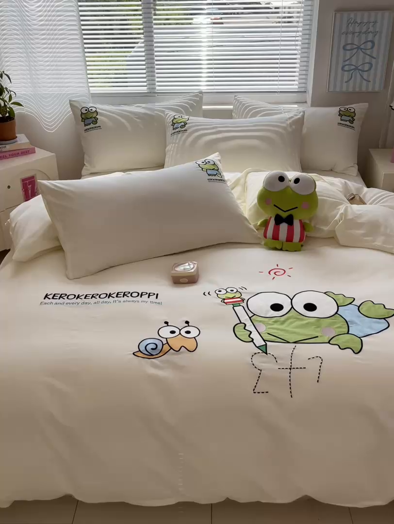 91家纺网 家纺一手货源 找家纺 蓝邻家纺 2025年新款全棉纯棉云柔棉三丽鸥刺绣四件套系列 元气大眼蛙