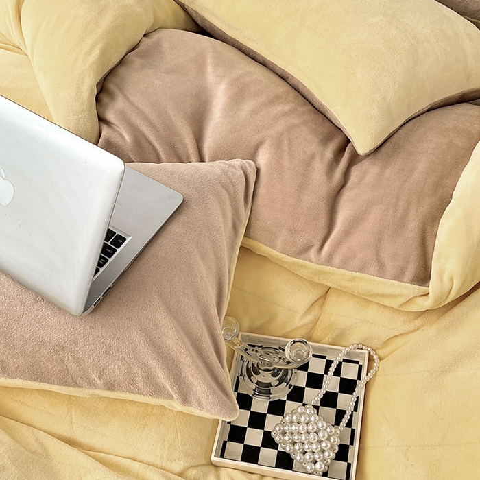 91家纺网 家纺一手货源 找家纺 居易简 2025秋冬新款ins风小红书高克重纯色双拼牛奶绒单被套三件套四件套系列 炭烤起司