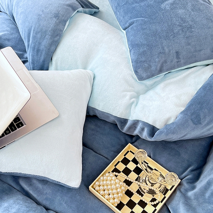 91家纺网 家纺一手货源 找家纺 居易简 2025秋冬新款ins风小红书高克重纯色双拼牛奶绒单被套三件套四件套系列 月光雾蓝