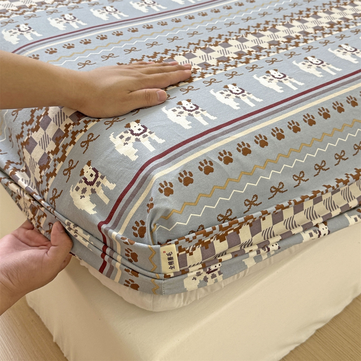 91家纺网 家纺一手货源 找家纺 名兮家居 2025新款亲肤舒适全棉纯棉磨毛印花床笠单床笠单品床笠单件床笠 蝴蝶结小狗-蓝