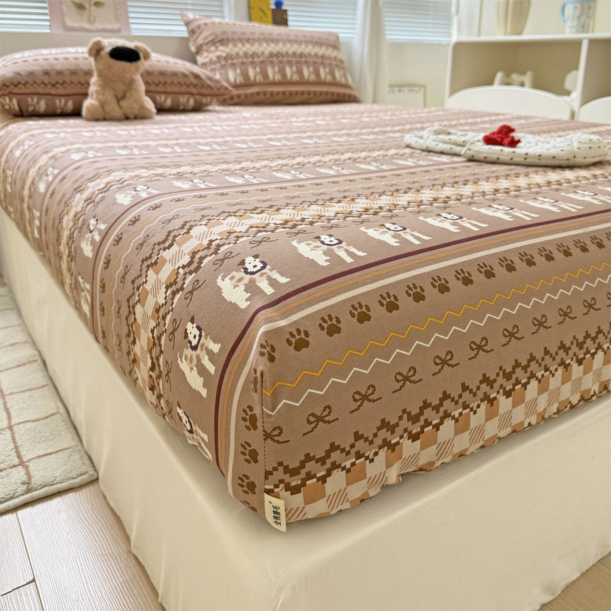 91家纺网 家纺一手货源 找家纺 名兮家居 2025新款亲肤舒适全棉纯棉磨毛印花床笠单床笠单品床笠单件床笠 蝴蝶结小狗-咖